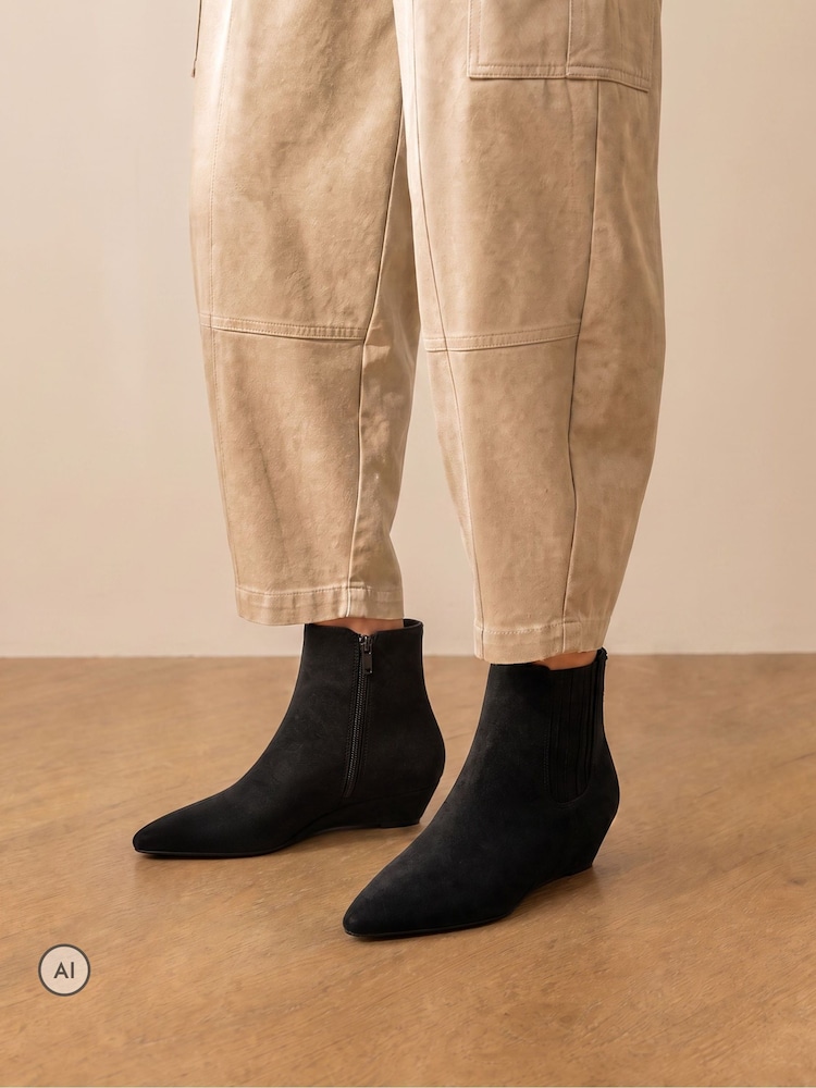 črna - Novo Klarissa Low Wedge Chisel Toe Chelsea Ankle Boots - Slika 1 iz 6
