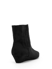 črna - Novo Klarissa Low Wedge Chisel Toe Chelsea Ankle Boots - Slika 4 iz 6