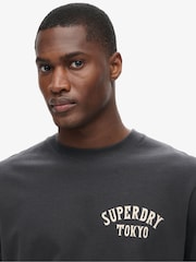 Blackboard - Superdry Lockeres T-Shirt aus 100% Baumwolle mit Tattoo-Grafik - Bild 3 von 6