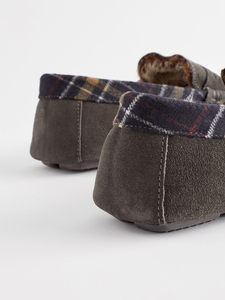 Gris - Chaussons mocassins en daim Signature de luxe - Image 4 of 6
