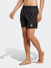 أسود - شورتات سباحة Adicolor سادة من تشكيلة الأساسيات من adidas - صورة 1 من 6