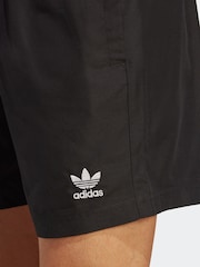 أسود - شورتات سباحة Adicolor سادة من تشكيلة الأساسيات من adidas - صورة 4 من 6
