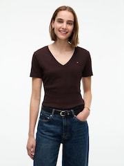 Brązowy - Dopasowana koszulka Tommy Hilfiger z dekoltem w szpic - Obraz 1 z 4