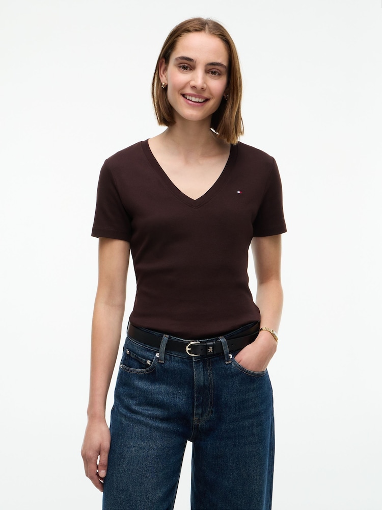 Brązowy - Dopasowana koszulka Tommy Hilfiger z dekoltem w szpic - Obraz 1 z 4 Brązowy - Dopasowana koszulka Tommy Hilfiger z dekoltem w szpic - Obraz 1 z 4