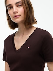 Brązowy - Dopasowana koszulka Tommy Hilfiger z dekoltem w szpic - Obraz 4 z 4