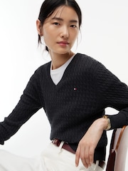 Қара - Tommy Hilfiger жіңішке калибрлі кабельді тоқылған V мойын жемпірі - 5суретінің 4 суреті