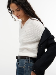 Крем - Tommy Hilfiger жіңішке калибрлі кабельді тоқылған V мойын жемпірі - 5суретінің 4 суреті