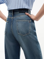 Dżinsy o zwężanym kroju do kostki Tommy Hilfiger Jackie z wysokim stanem i ozdobnym wędzidłem - Obraz 4 z 7