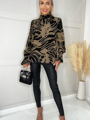 Ax Paris Bedrucktes Top mit gerafftem Ausschnitt, Schwarz/Khaki - Bild 1 von 4
