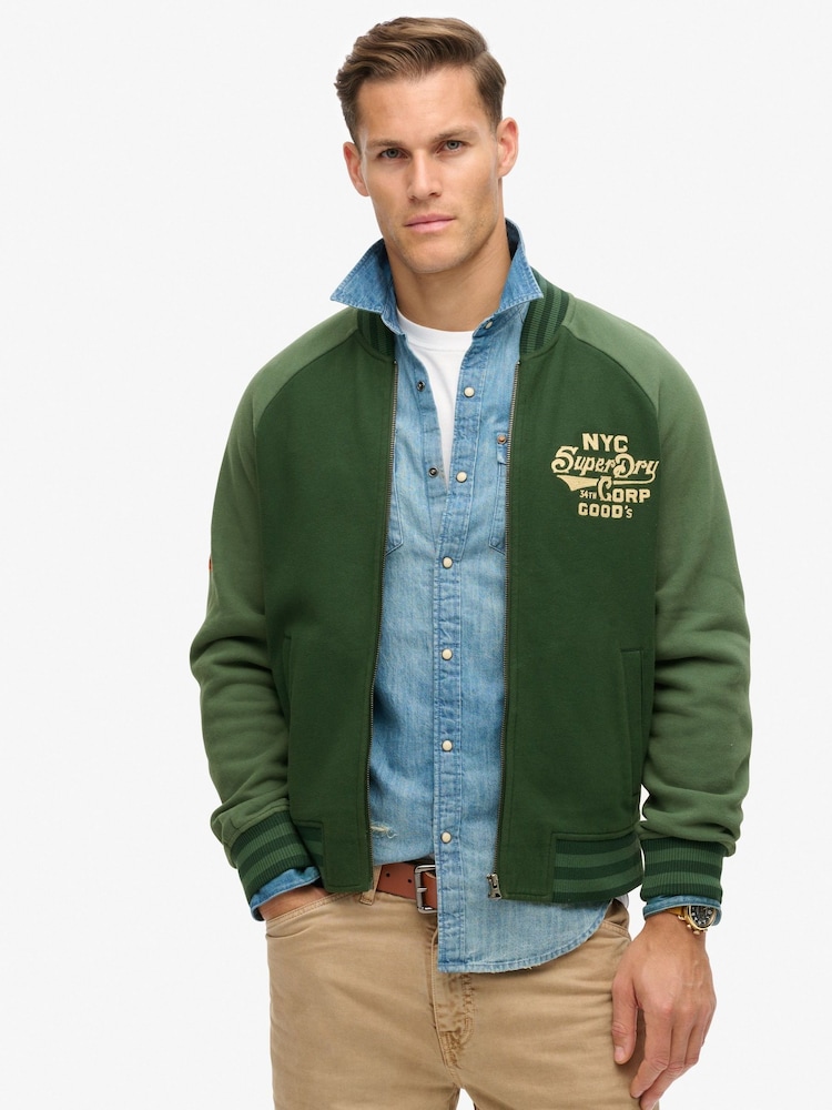 Waldgrün - Superdry College-Bomberjacke aus Jersey mit Grafiken - Bild 1 von 4 Waldgrün - Superdry College-Bomberjacke aus Jersey mit Grafiken - Bild 1 von 4