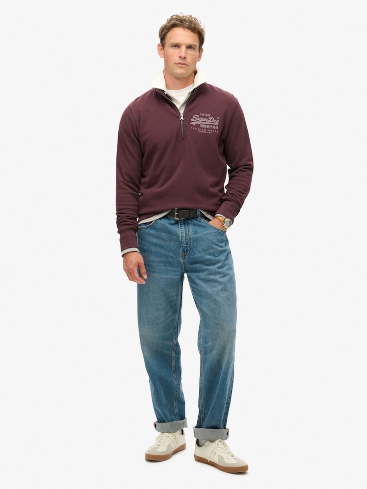 Reichhaltiges, tiefes Burgunderrot - Superdry Classic Hoodie mit Vl-Grafik aus 100 % Baumwolle mit kurzem Reissverschluss - Bild 1 von 5