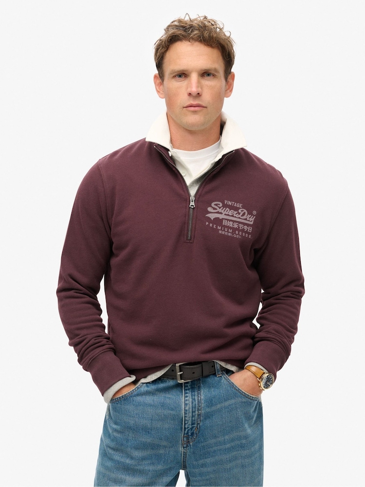 Reichhaltiges, tiefes Burgunderrot - Superdry Classic Hoodie mit Vl-Grafik aus 100 % Baumwolle mit kurzem Reissverschluss - Bild 2 von 5