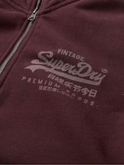 Reichhaltiges, tiefes Burgunderrot - Superdry Classic Hoodie mit Vl-Grafik aus 100 % Baumwolle mit kurzem Reissverschluss - Bild 5 von 5
