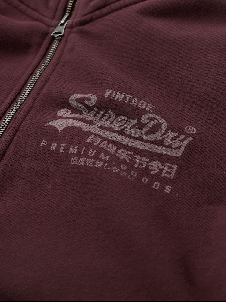 Reichhaltiges, tiefes Burgunderrot - Superdry Classic Hoodie mit Vl-Grafik aus 100 % Baumwolle mit kurzem Reissverschluss - Bild 5 von 5