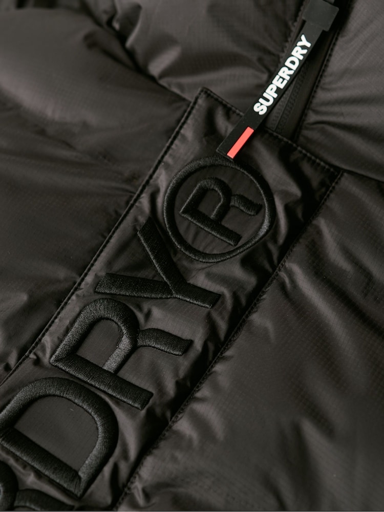 Negro - Chaqueta acolchada con capucha y gráfico de ciudad de Superdry - Imagen 5 de 5 Negro - Chaqueta acolchada con capucha y gráfico de ciudad de Superdry - Imagen 5 de 5