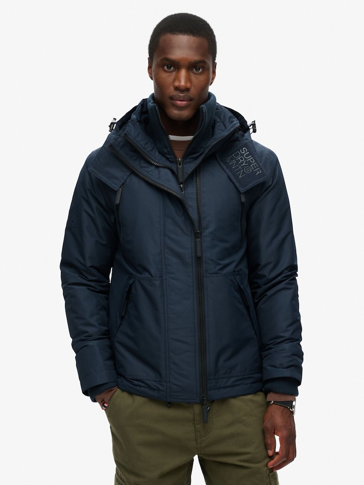 צבע נייבי-שחור/נייבי - Superdry ז'קט רוח עם קפוצ'ון, דגם Mountain - תמונה 1 מתוך 6