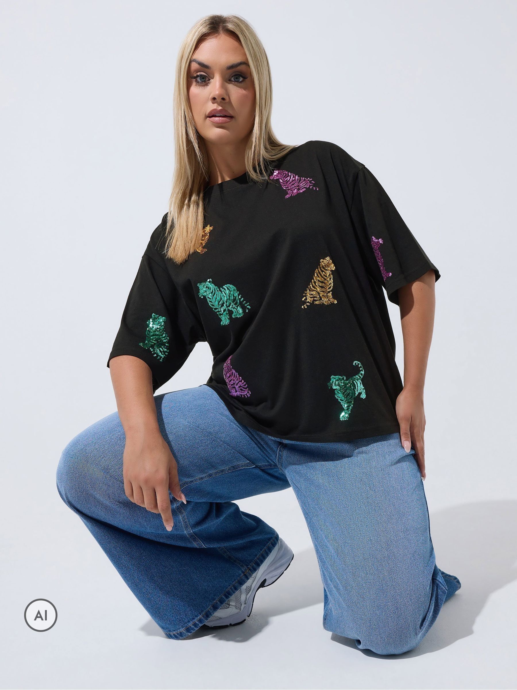 Yours Curve Women's Black Tiger Sequin T-Shirt - Image 3