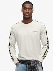 Grau - Superdry Essential Langärmeliges Oberteil mit Logo und Streifen in Retro-Optik aus 100 % Baumwolle - Bild 1 von 6