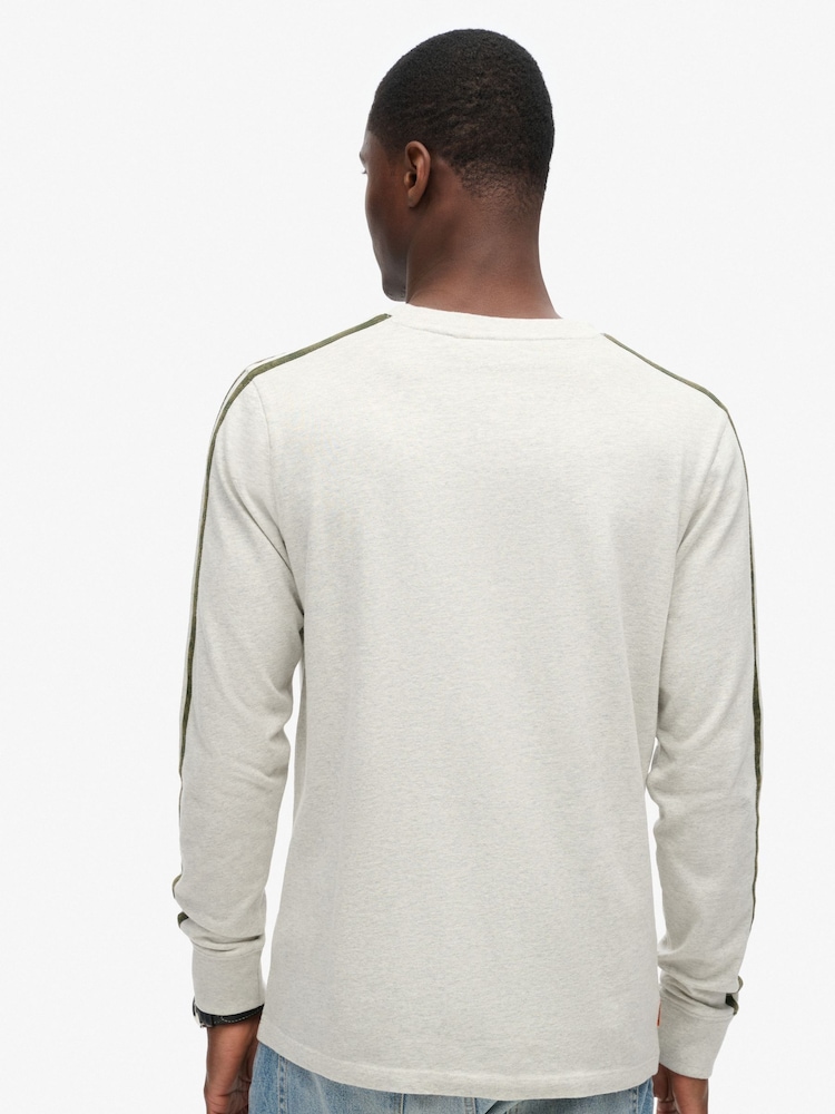 Gris - Camiseta básica de algodón 100 % y manga larga con diseño de rayas retro con logotipo de Superdry - Imagen 2 de 6 Gris - Camiseta básica de algodón 100 % y manga larga con diseño de rayas retro con logotipo de Superdry - Imagen 2 de 6