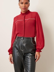 Rot - Bluse mit Rüschenkragen und Perlenbesatz - Bild 1 von 3