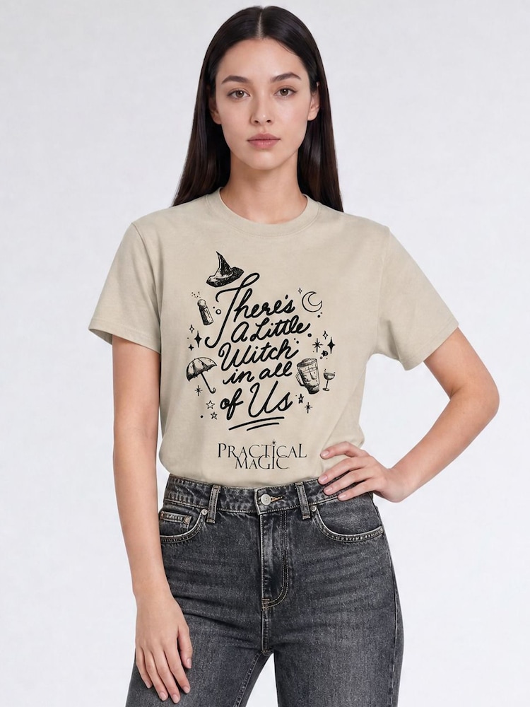 Brands In Practical Magic Little Witch Halloween Boyfriend Fit T-skjorte - Bilde 1 av 4