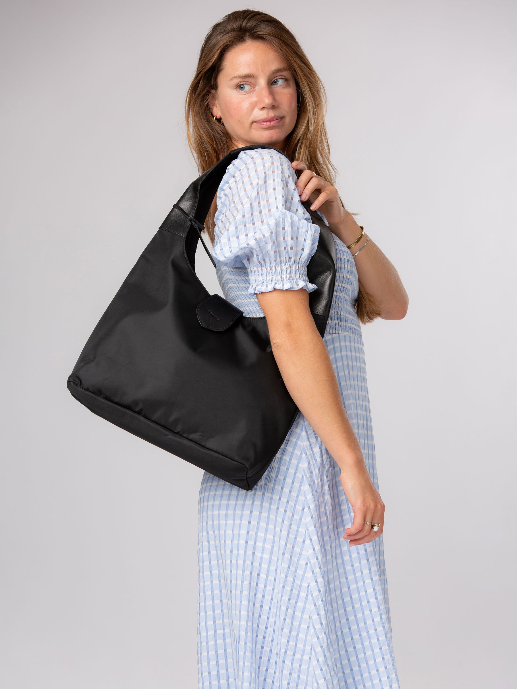 Pure Luxuries London Women's Black 'Francine' Leather Shoulder Bag