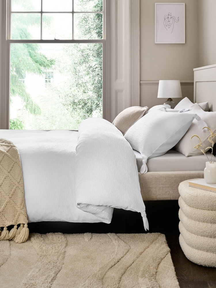 White Plissé Textured with Corner Ties Duvet Cover and Pillowcase Set - Image 2 of 4