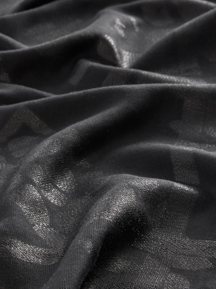Schwarz - Leichter Schal mit Ausbrennermuster und Glitzer - Bild 5 von 5 Schwarz - Leichter Schal mit Ausbrennermuster und Glitzer - Bild 5 von 5