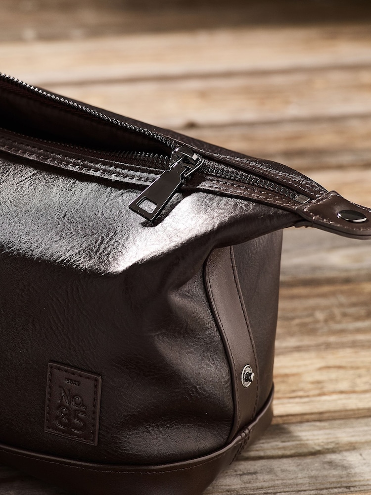 No 85 Faux Leather Washbag - Image 4 of 4 No 85 Faux Leather Washbag - Image 4 of 4