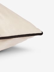 Kissen aus mattem Samt mit kontrastierender Paspelierung - Bild 3 von 4