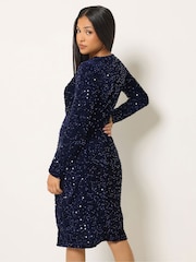 Vestido petite fruncido de terciopelo con lentejuelas de M&Co - Imagen 4 de 7