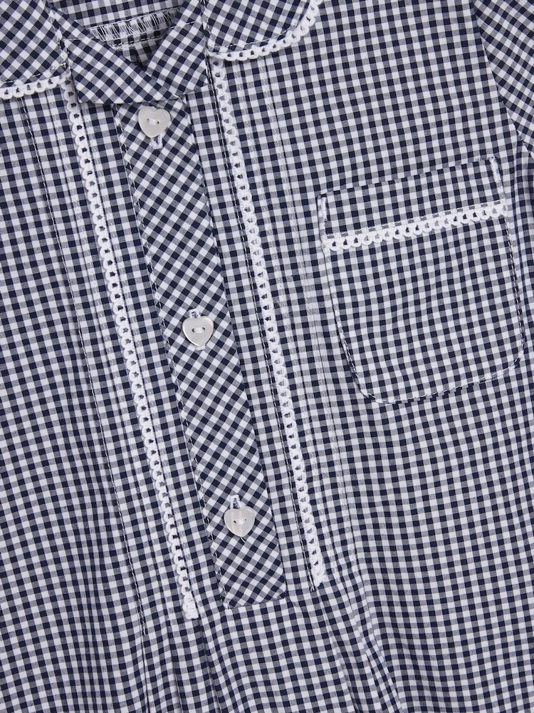 Marineblau - Kleid für die Schule mit hohem Baumwollanteil, Vichykaros, Knopfleiste und Spitzenbesatz (3–14 Jahre) - Bild 7 von 7 Marineblau - Kleid für die Schule mit hohem Baumwollanteil, Vichykaros, Knopfleiste und Spitzenbesatz (3–14 Jahre) - Bild 7 von 7