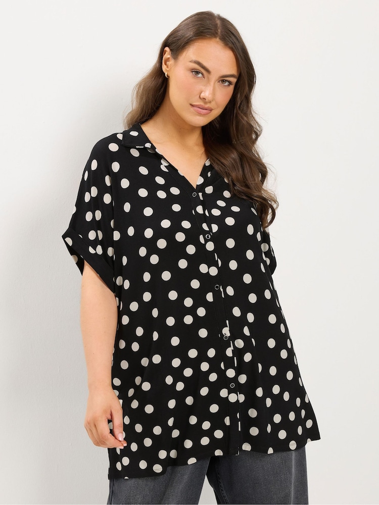 Yours Curve Teksturert Polka Dot Grown On-skjorte - Bilde 1 av 6