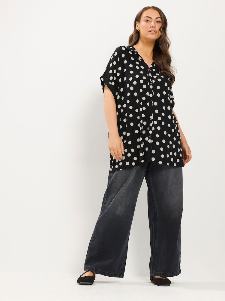 Yours Curve Teksturert Polka Dot Grown On-skjorte - Bilde 2 av 6