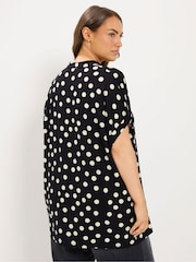Yours Curve Teksturert Polka Dot Grown On-skjorte - Bilde 3 av 6