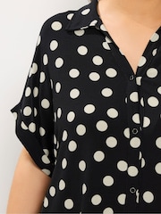 Yours Curve Teksturert Polka Dot Grown On-skjorte - Bilde 4 av 6