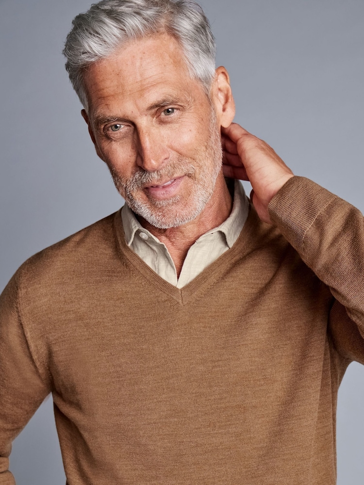 Natur - Charles Tyrwhitt Pullover aus reiner Merinowolle mit V-Ausschnitt - Bild 2 von 4 Natur - Charles Tyrwhitt Pullover aus reiner Merinowolle mit V-Ausschnitt - Bild 2 von 4