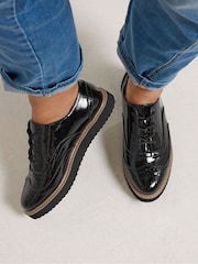 Yours Curve Faux Leather Lace Up Brogue Flats In Extra Wide EEE Fit - 圖片 2，共 6