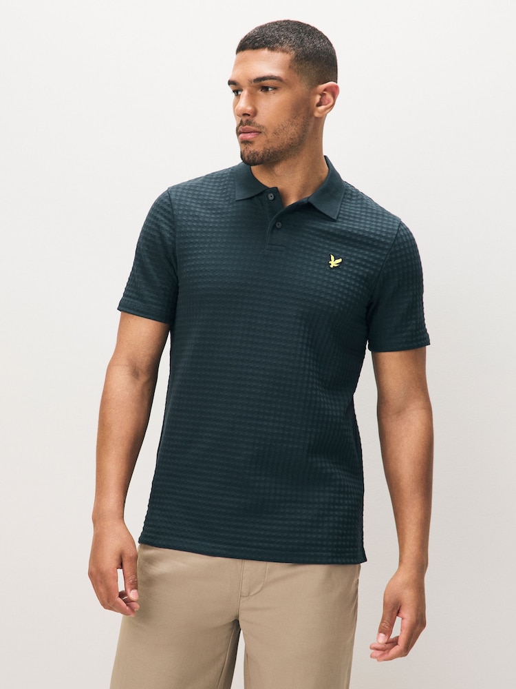 أزرق داكن أزرق - قميص بولو بتصميم مربعات Argyle صغيرة من Lyle & Scott - صورة 1 من 5