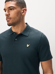 أزرق داكن أزرق - قميص بولو بتصميم مربعات Argyle صغيرة من Lyle & Scott - صورة 4 من 5