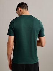 Зеленый - Хлопковая футболка с вырезом под горло Lyle & Scott - Изображение 2 из 4