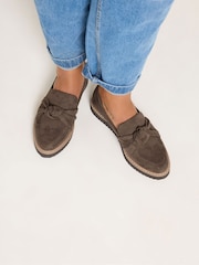 Yours Curve Faux Suede Knot Loafers - صورة 1 من 5