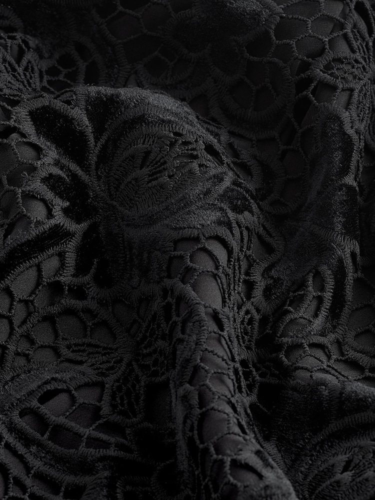 Schwarz - Langärmeliges Spitzen-Minikleid - Bild 7 von 7 Schwarz - Langärmeliges Spitzen-Minikleid - Bild 7 von 7