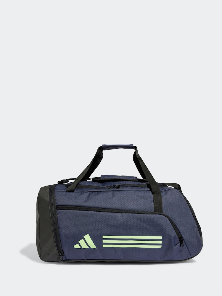 أزرق - حقيبة Duffel من قماش خشن بتصميم 3 خطوط من تشكيلة Essentials من Adidas - صورة 1 من 5 أزرق - حقيبة Duffel من قماش خشن بتصميم 3 خطوط من تشكيلة Essentials من Adidas - صورة 1 من 5