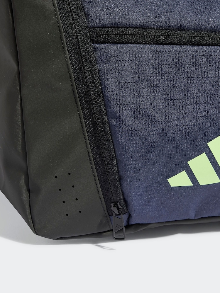 أزرق - حقيبة Duffel من قماش خشن بتصميم 3 خطوط من تشكيلة Essentials من Adidas - صورة 5 من 5 أزرق - حقيبة Duffel من قماش خشن بتصميم 3 خطوط من تشكيلة Essentials من Adidas - صورة 5 من 5