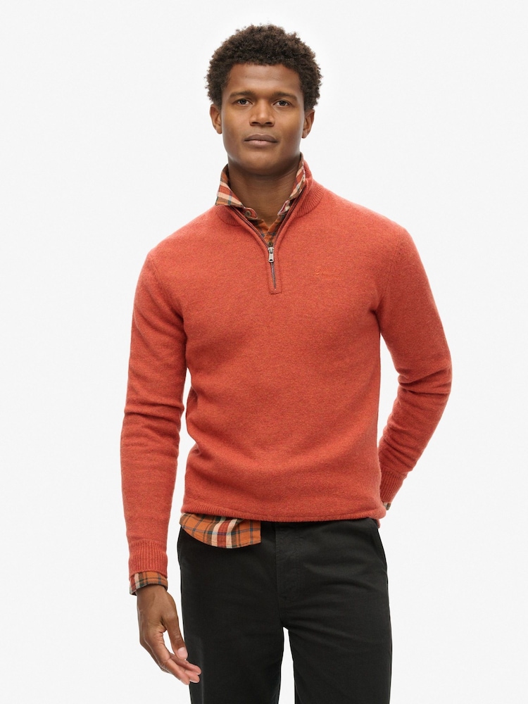 Herbstliches Orange - Superdry Essential Strickpullover mit Viertelreißverschluss und Stickerei - Bild 1 von 6 Herbstliches Orange - Superdry Essential Strickpullover mit Viertelreißverschluss und Stickerei - Bild 1 von 6