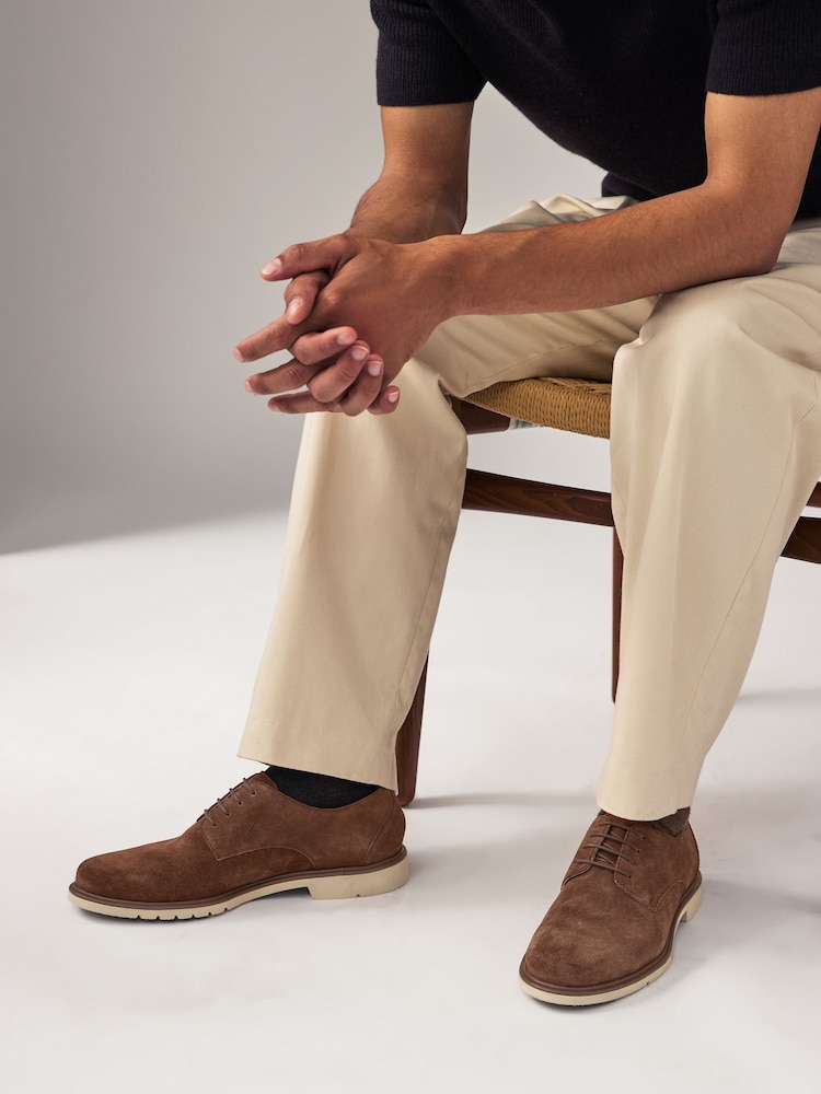 Braun - Derby-Schuhe aus Veloursleder - Bild 1 von 6 Braun - Derby-Schuhe aus Veloursleder - Bild 1 von 6
