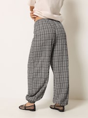 PixieGirl Petite Grey Check Crinkle Balloon Trousers - Image 3 of 6