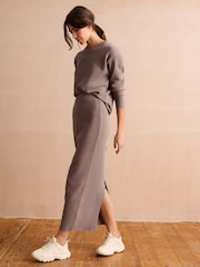 Neutral-Taupe - Kuscheliger Strick-Midirock mit Rippstruktur und Schlitz hinten - Bild 1 von 7