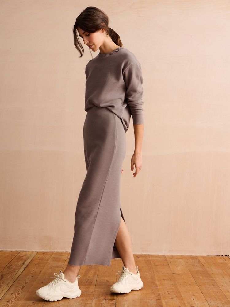 Neutral-Taupe - Kuscheliger Strick-Midirock mit Rippstruktur und Schlitz hinten - Bild 1 von 7